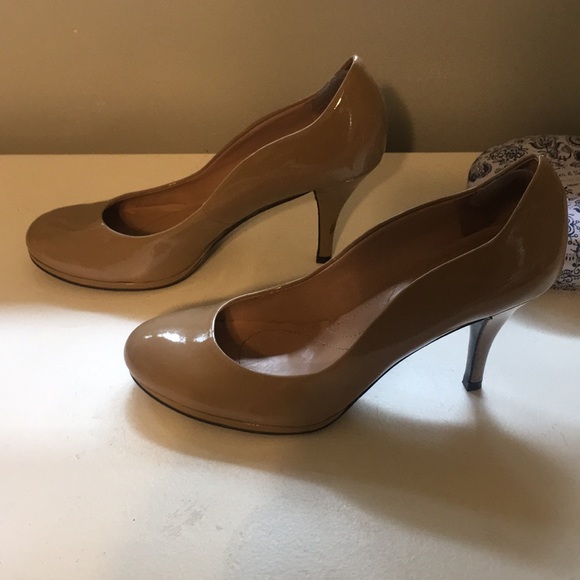 TAHARI TAN HEELS - Picture 2 of 8